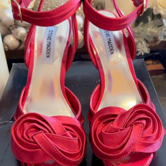 Steve Madden |  Women’s Satin Red Heels Shoes Size 6 1/2 - Picture 2 of 5